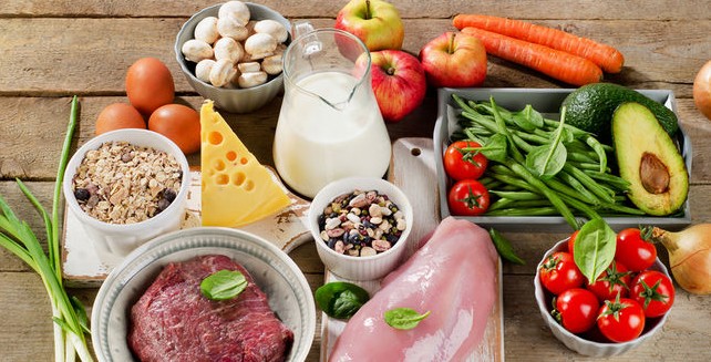 Persona feliz comiendo alimentos saludables para los ojos